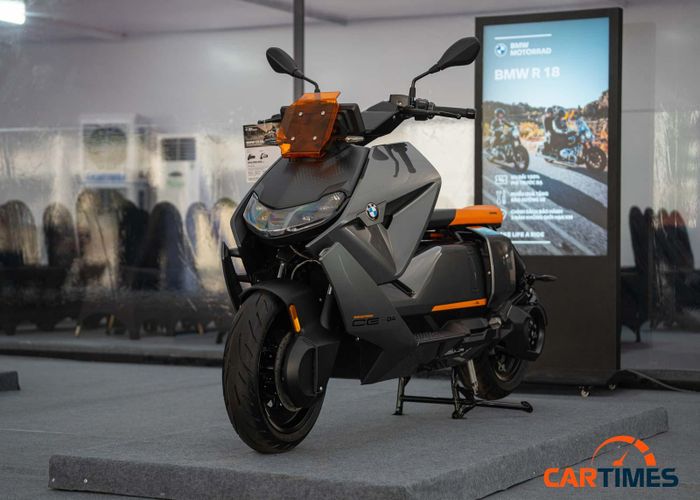 BMW CE 04 trang bị khối động cơ điện 42 mã lực, giúp xe dễ dàng tăng tốc nhanh chóng