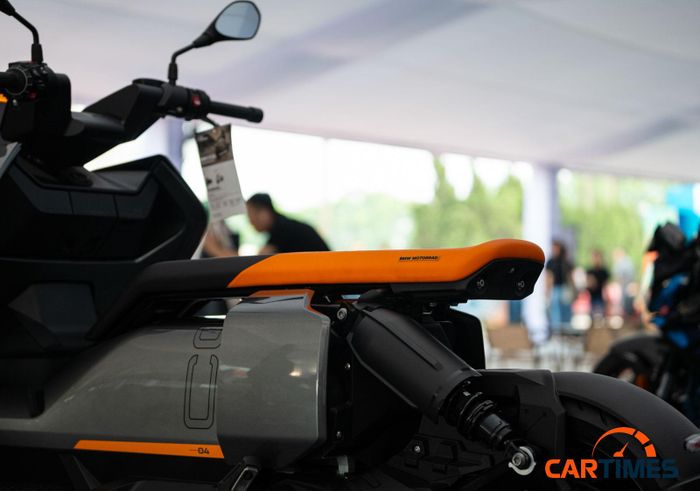 Phần yên xe của BMW CE 04 thiết kế phá cách so với các thiết kế của mẫu xe khác trên thị trường