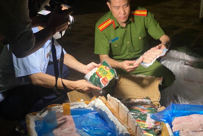 Các lực lượng chức năng đang kiểm tra hàng hóa vi phạm, tại một địa điểm kinh doanh, tập kết thực phẩm tại phường Thanh Trì, quận Hoàng Mai, Hà Nội.