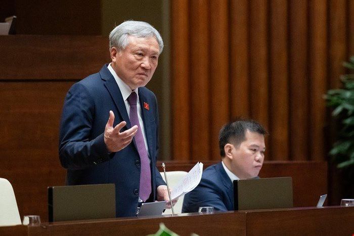 Chánh án TAND Tối cao Nguyễn Hòa Bình phát biểu giải trình một số vấn đề đại biểu quan tâm. Ảnh: quochoi.vn