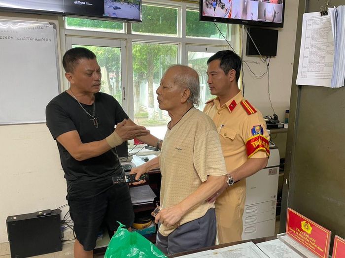 Cụ Hùng được con trai đón về tại trụ sở Đội Cảnh sát giao thông số 4. Ảnh: Chu Dũng