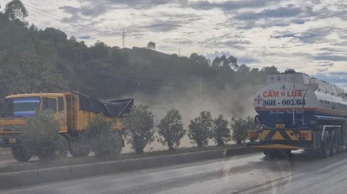 Từ khu vực cửa mỏ cầu Khe Quánh, xã Nghi Yên bụi bặm bay mù mịt kéo dài hàng km trên tuyến quốc lộ 1A