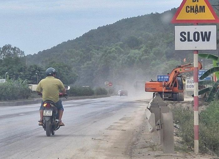 Khu vực cầu Khe Quánh xã Nghi Yên ô nhiễm bụi bặm ngày càng trở nên nghiêm trọng