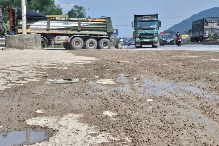 Lớp bùn đất nhão nhoét trên đường, thời tiết nắng nóng dẫn đến ô nhiễm bụi bặm 