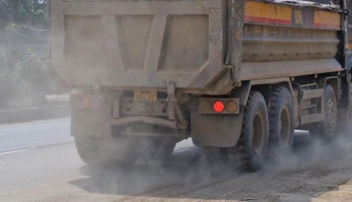 Xe tải chở đất chạy với tốc độ nhanh khiến bụi bặm bủa vây khắp đường quốc lộ 1A, gây ô nhiễm môi trường, tiềm ẩn nguy cơ xảy ra tai nạn 