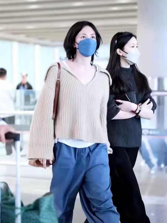 Hình ảnh Vương Phi và con gái Lý Yên du lịch tại Pháp. Lý Yên có tính cách, khí chất giống mẹ.
