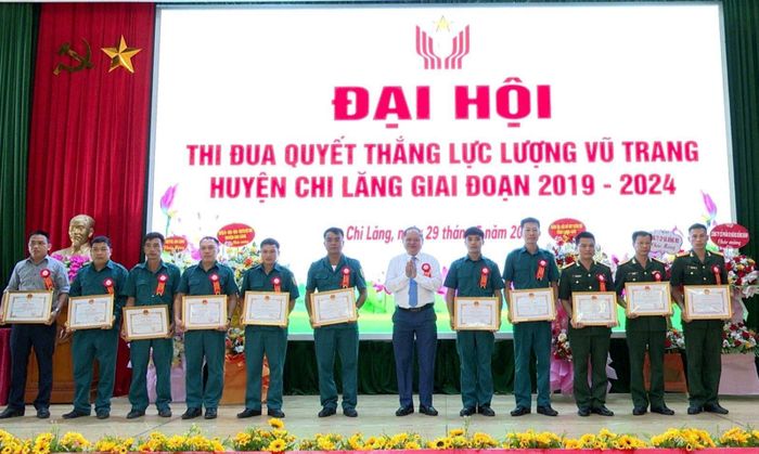 Lãnh đạo UBND huyện Chi Lăng tặng giấy khen cho các cá nhân có thành tích xuất sắc trong thực hiện phong trào thi đua quyết thắng giai đoạn 2019 – 2024.