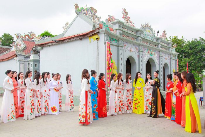 Các thí sinh tham gia Lễ hội Áo dài hoa cúc biển Cửa Lò năm 2023. Ảnh: Đình Tuyên