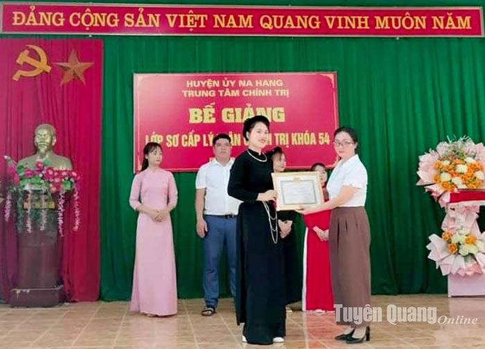 Lãnh đạo Trung tâm Chính trị huyện Na Hang khen thưởng học viên có thành tích cao trong chương trình bồi dưỡng sơ cấp lý luận chính trị tại xã Yên Hoa.