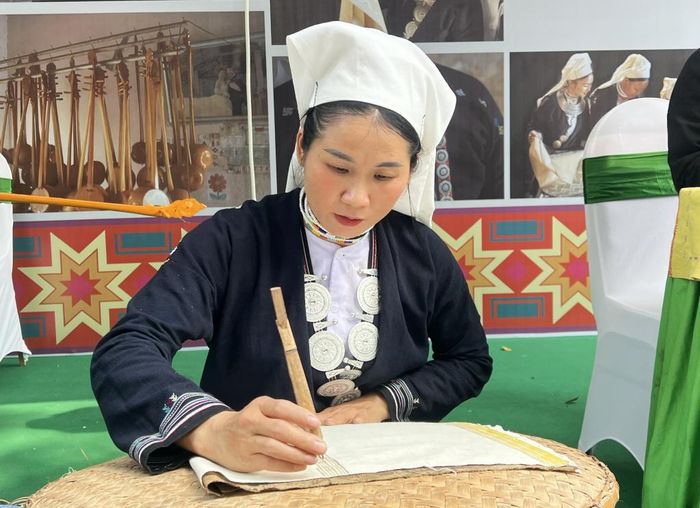 Phụ nữ Dao tiền dùng sáp ong để in hoa văn trên vải, tạo nên những điểm nhấn riêng biệt cho trang phục.