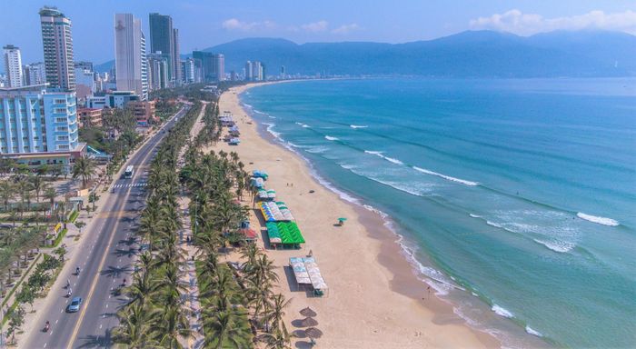 Đà Nẵng thu hút cả du khách đi một mình, nhóm khách gia đình và các cặp đôi. Ảnh: Hồ Giáp