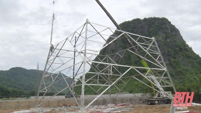 Thi công lắp dựng cột vị trí 50A trên địa bàn xã Tân Trường (thị xã Nghi Sơn).