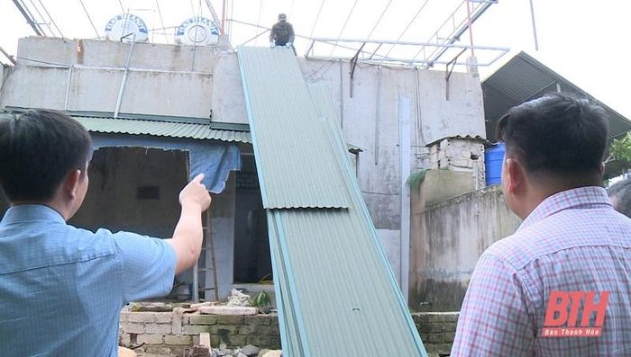 Chính quyền huyện Nông Cống động viên, hỗ trợ người dân tháo dỡ nhà ở để bàn giao mặt bằng dự án.