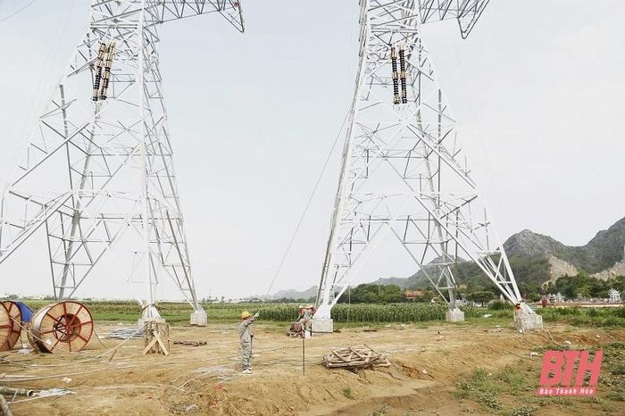 Thi công kéo dây khoảng néo 70-71 tại xã Nga An (Nga Sơn).