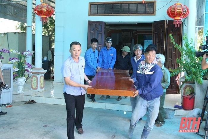 UBND xã Tân Trường bố trí lực lượng hỗ trợ hộ gia đình tháo dỡ, di chuyển tài sản.