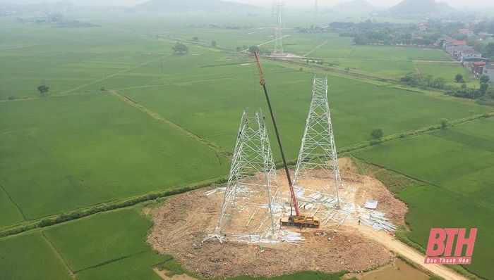 Hình hài đường dây 500kV mạch 3, đoạn tuyến qua địa bàn tỉnh Thanh Hóa đã hình thành. Dự án đường dây 500 kV mạch 3 đi vào vận hành sẽ giúp nâng cao khả năng truyền tải điện từ miền Trung ra miền Bắc lên khoảng 5.000 MW, gấp đôi so với hiện tại.