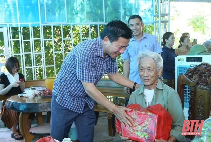 Bí thư Tỉnh ủy Đỗ Trọng Hưng tặng quà, động viên gia đình ông Lê Vinh Tri, thôn Tam Sơn, xã Tân Trường (thị xã Nghi Sơn) đồng thuận trong công tác bồi thường, GPMB dự án.