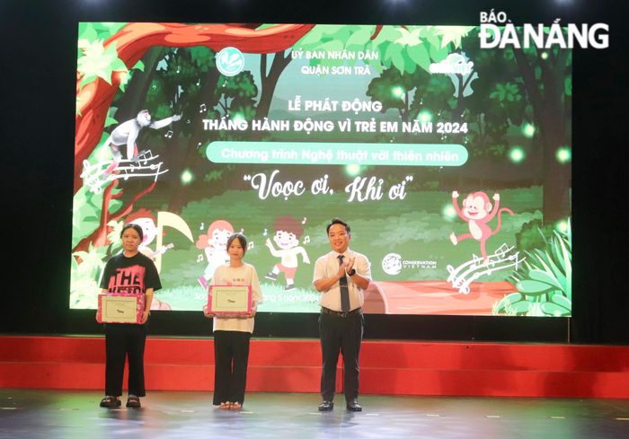 UBND quận Sơn Trà tặng 2 phần quà cho 2 gia đình thuộc Trung tâm Bảo trợ trẻ em đường phố. ẢNH: K.N