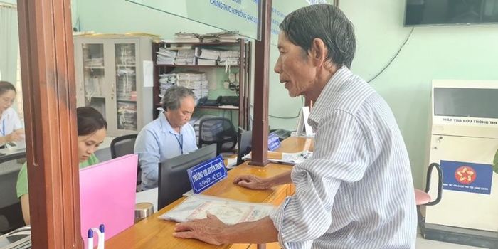 Giải quyết thủ tục hành chính cho người dân tại bộ phận tiếp nhận và trả kết quả phường Xuân Phú, TP. Huế