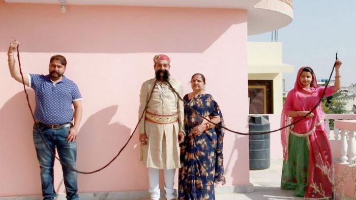 Ram Singh Chauhan đến từ Rajasthan, Ấn Độ có bộ ria mép dài nhất thế giới với chiều dài 4,3 mét. Ram Singh Chauhan đã nuôi ria mép từ năm 1970 và dành hai giờ mỗi ngày để chăm sóc nó để đảm bảo nó phát triển liên tục.