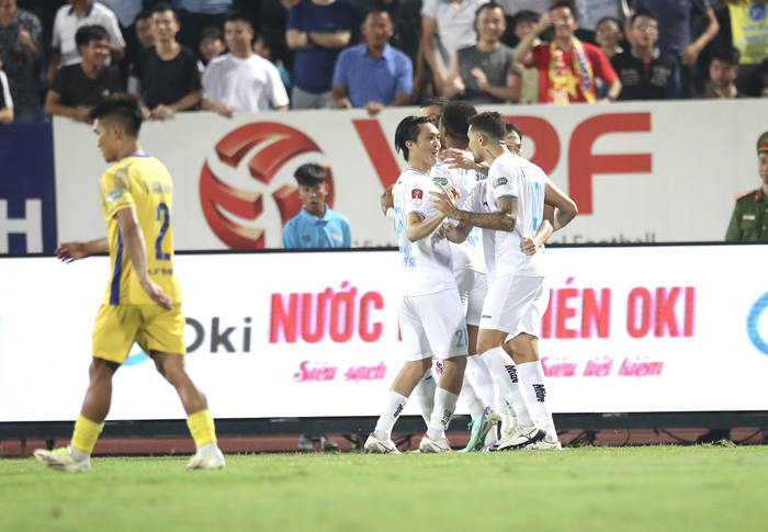Các cầu thủ Thép Xanh Nam Định chia vui với bàn gỡ hòa 1-1 của Hendrio. Ảnh: LÂM THỎA 