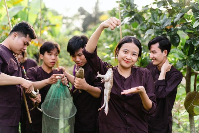 Các bạn trẻ thích thú các hoạt động “miệt vườn” tại Khu du lịch Chợ nổi Trà Ôn. Cũng tại đây, du khách không những được trải nghiệm các hoạt động sông nước như chèo súp, tắm sông mà khi chiều xuống còn có thể “chill” cùng hoàng hôn trên sông Trà Ôn và tham gia các hoạt động cắm trại đêm bên bờ sông.