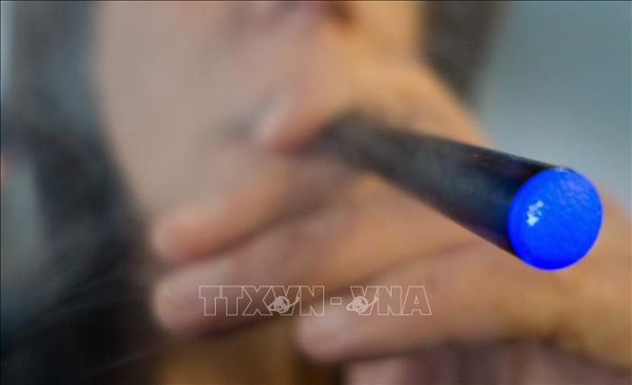 Thanh thiếu niên sử dụng thuốc lá điện tử có nguy cơ tăng tiếp xúc với kim loại. Ảnh: AFP/TTXVN