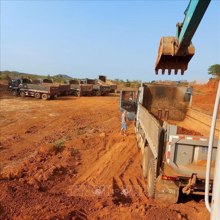 Tỉnh Gia Lai cho phép khai thác mỏ đất tại xã H’Nol, huyện Đak Đoa nhằm phục vụ nhu cầu thiếu đất san lấp trầm trọng. Ảnh: TTXVN phát