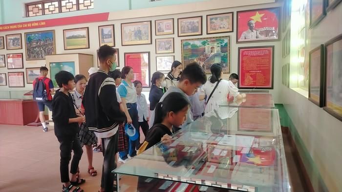 Trẻ được đi tham quan các di tích lịch sử văn hóa