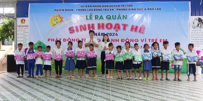 Tặng quà cho học sinh khó khăn
