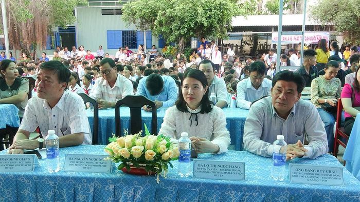 Học sinh và các đại biểu dự lễ ra quân