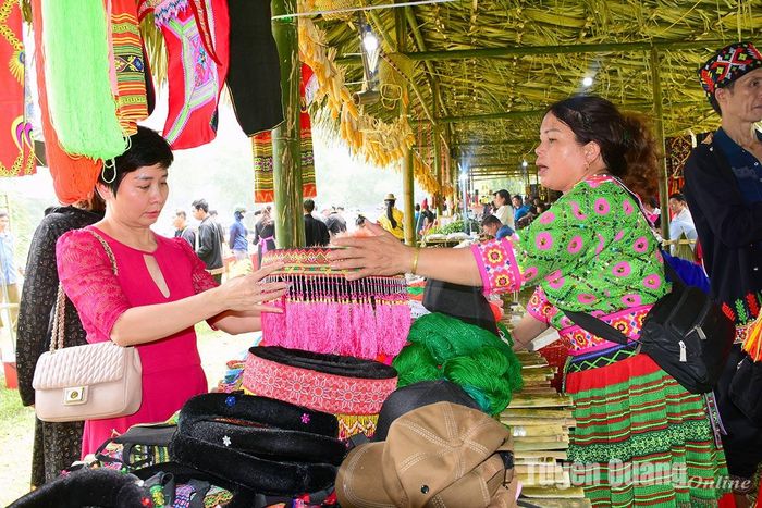Thông qua các nền tảng mạng xã hội, du khách đã biết đến những địa điểm du lịch và nhiều hoạt động của huyện Lâm Bình.