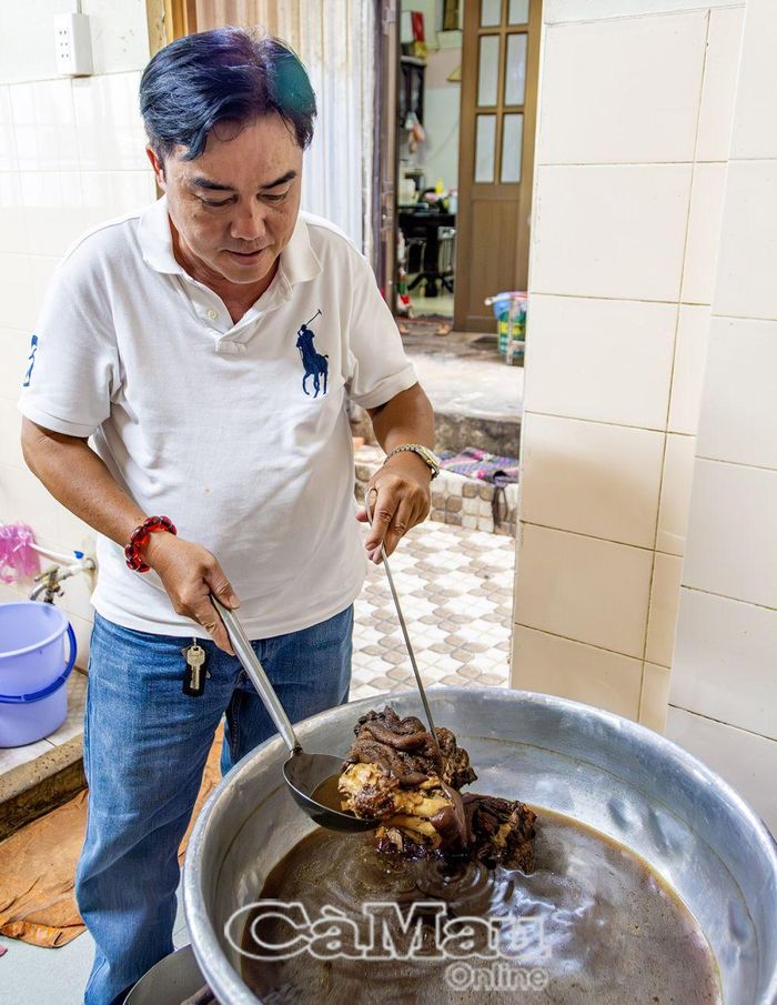 Ông Lâm Văn Phát (người con thứ 6 của ông Triều Thành) cho biết, món ăn này là bí quyết gia truyền. Hiện chị gái thứ 3, trong 9 người con, nối nghiệp cha duy trì quán, nên hương vị độc đáo riêng, chỉ Cà Mau mới có.