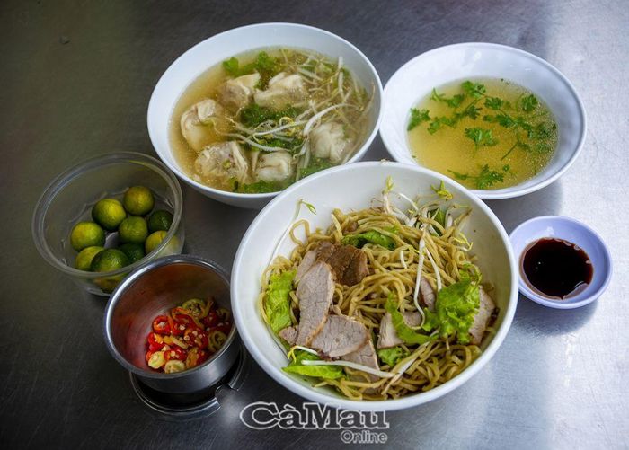 Mì sợi tươi Hùng Ký được ăn cùng với thịt xá xíu, chan với hắc xì dầu, thêm giá và xà lách kèm nước xương súp nấu với khô mực.