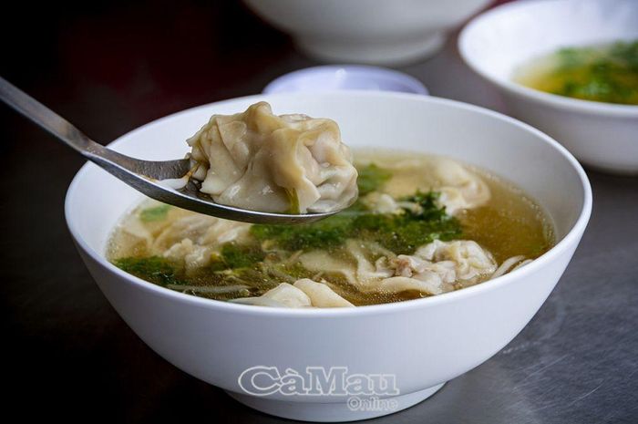 Hoành thánh cũng là món ăn nổi tiếng của quán ăn Hùng Ký (Phường 9).