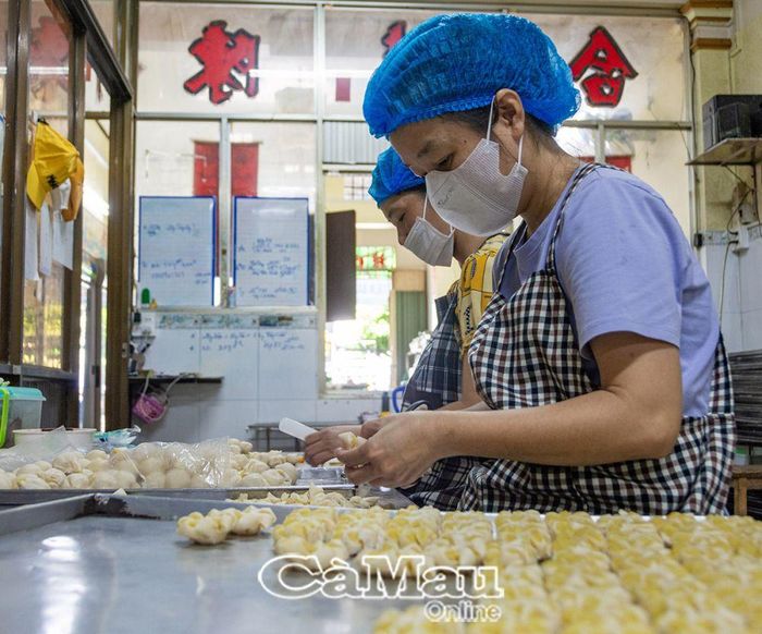 Tiệm bánh Quế Hiệp (Phường 9) có nhiều loại bánh truyền thống thơm ngon, được ưa chuộng: bánh khéo, bánh thuẫn, bông lan, bánh pía, bánh trung thu...