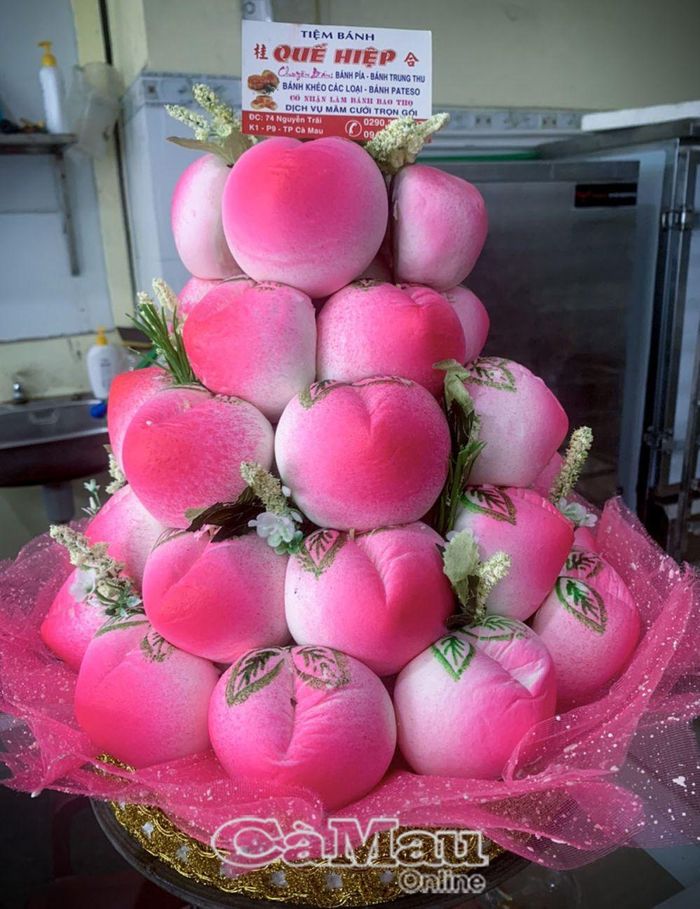 Những chiếc bánh bao nhỏ xinh với hương vị thơm ngon, lớp vỏ mềm mịn kết hợp với vị ngọt thanh của nhân tạo thêm sự hấp dẫn và đẹp mắt với hình tháp bánh đào tiên. Nó không chỉ là món ăn ngon mà còn mang ý nghĩa tốt đẹp, phù hợp để dâng cúng trong các dịp lễ, Tết, đặc biệt là các buổi mừng thọ.