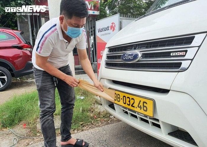 Biển số vàng có chữ và số màu đen được cấp cho xe hoạt động kinh doanh vận tải. (Ảnh: Xuân Tiến)