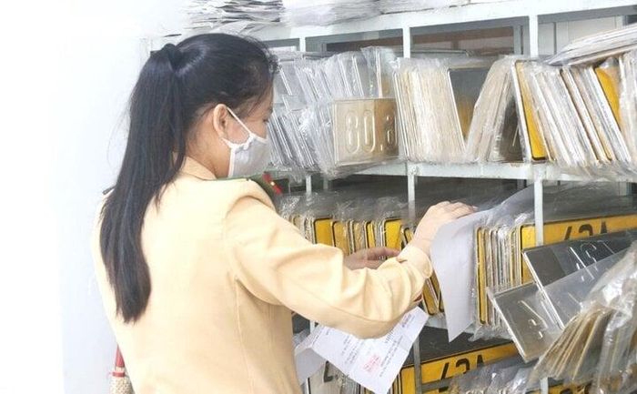 Lực lượng CSGT Đà Nẵng thực hiện cấp đổi biển số xe cho người dân. (Ảnh: Xuân Tiến)