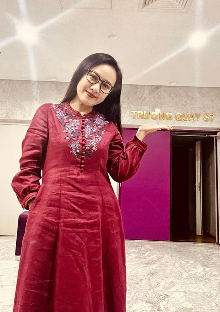 Người ta thường nói cái răng cái tóc là góc con người, Hoài Anh luôn trung thành để một kiểu tóc dài từ nhiều năm qua như để tạo thêm dấu ấn cá nhân của cô.