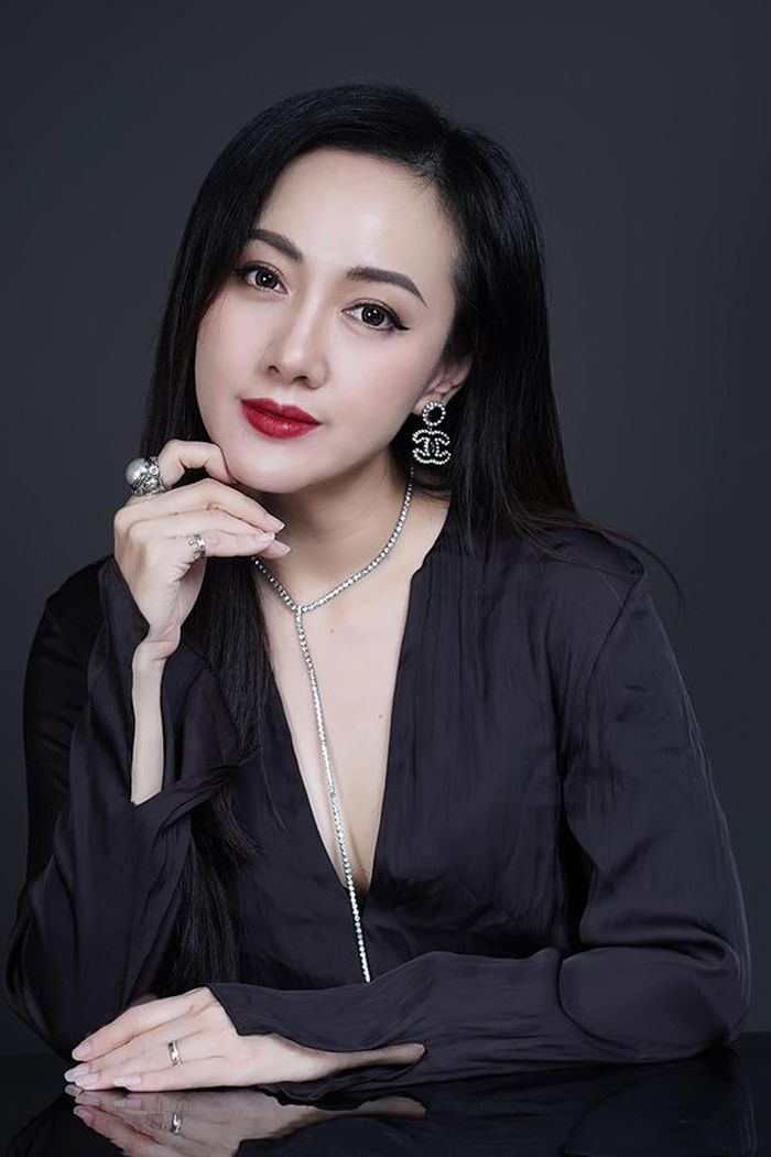 Trong đời thực, BTV Hoài Anh có nhan sắc đằm thắm, ngọt ngào, cô có phong cách nền nã và dịu dàng.