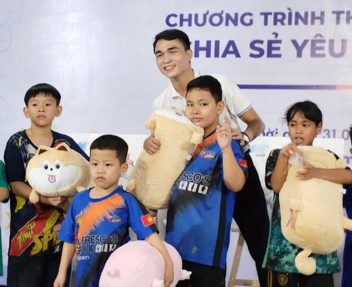 Ngày 31/5, tại Làng trẻ em SOS TPHCM, 190 em đã được tham gia sinh hoạt, chơi trò chơi và nhận quà do Công ty Cổ phần Sản xuất Nhựa Duy Tân tổ chức với chủ đề “Chia sẻ yêu thương”.