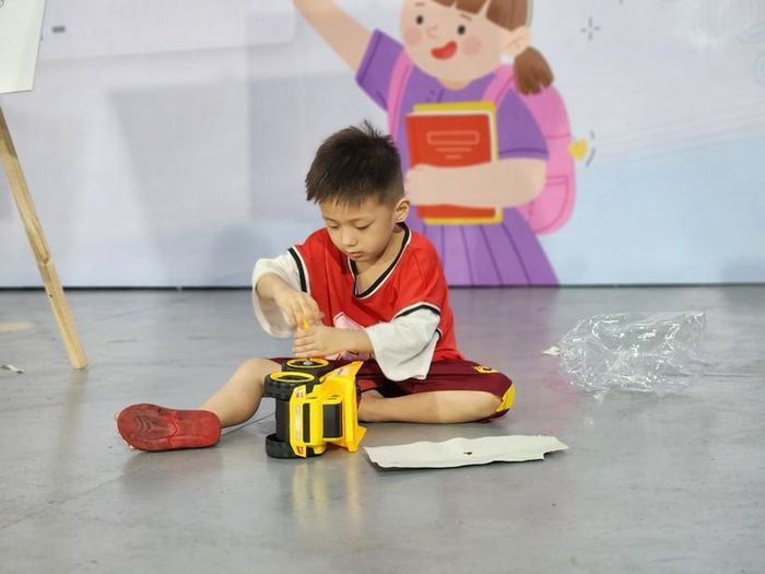 “Chương trình “Chia sẻ yêu thương” nằm trong chuỗi các hoạt động hướng về đối tượng trẻ em có hoàn cảnh khó khăn trên khắp Việt Nam. Dự án không chỉ lan tỏa sự san sẻ yêu thương, giá trị tốt đẹp mà còn giúp mỗi nhân viên tự hào và hạnh phúc hơn khi được chung tay đồng lòng góp sức tạo nên những điều tử tế”, ông Nguyễn Ngọc Thành, Giám đốc Marketing công ty nhựa Duy Tân cho hay.
