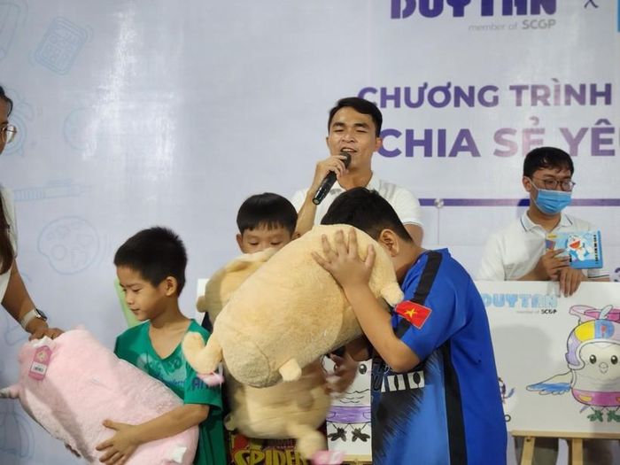 Ông An rất tự hào khi kể về các em lớn lên tại gia đình Làng trẻ em SOS, có em đã là tiến sĩ và định cư ở Úc, có em khác đang làm luận án thạc sĩ tại Đức, hay em La Chí Hùng, một người con được nuôi dưỡng từ năm 3 tuổi và bây giờ em đã rất thành công.