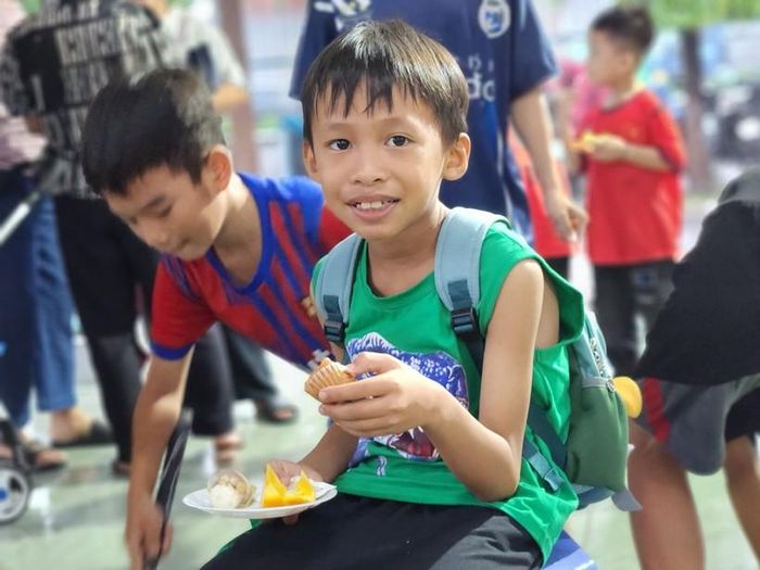 Có mặt từ rất sớm cùng các bạn, Nguyễn Hoàng Sang – học sinh lớp 3 cho rằng, mỗi lần có các đoàn đến thăm, chúng em rất vui vì được ăn bánh kẹo, trái cây, được vui chơi.