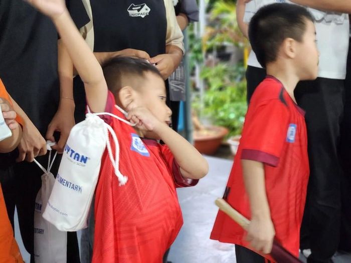 Đợt này, Công ty trao tặng 16 suất học bổng dành cho các em có thành tích học tập tốt, 33 phần quà tri ân các bà mẹ nuôi dưỡng và bà mẹ hưu trí. Đặc biệt, mỗi mái ấm còn nhận được những sản phẩm chất lượng cao của công ty nhựa Duy Tân (bình đá, thùng gạo, bộ lau nhà…).