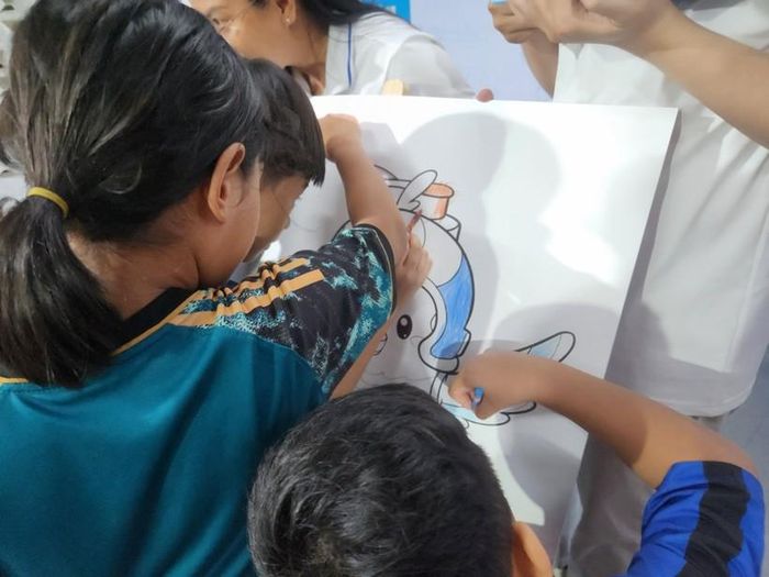 Ngoài những phần quà ý nghĩa góp phần động viên tinh thần cho các em, hơn 100 em nhỏ đã có những phút giây hào hứng và sôi nổi khi tham gia các trò chơi: tô màu mascot én, vận chuyển bóng bay, dắt bóng vượt chướng ngại vật, ghế âm nhạc và đánh Golf.