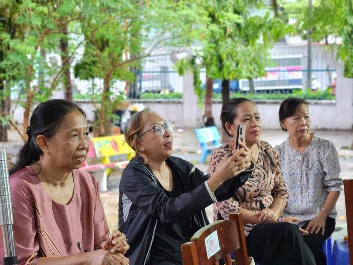 Ông An kể: “La Chí Hùng là trẻ mồ côi từ năm 3 tuổi. Em được các mẹ nuôi dưỡng, chăm sóc cùng các anh chị em tại nhà gia đình. Đến năm 14 tuổi, em ra nhà lưu xá và La Chí Hùng là tấm gương tiêu biểu cho sự nỗ lực, cố gắng không ngừng nghỉ. Đây vẫn là ngôi nhà của Hùng và của tất cả các em lớn lên tại đây. Mỗi khi khó khăn, vấp ngã hay các dịp lễ, tết, các em đều có thể quay về, thăm em, thăm mẹ, thăm gia đình của mình”.