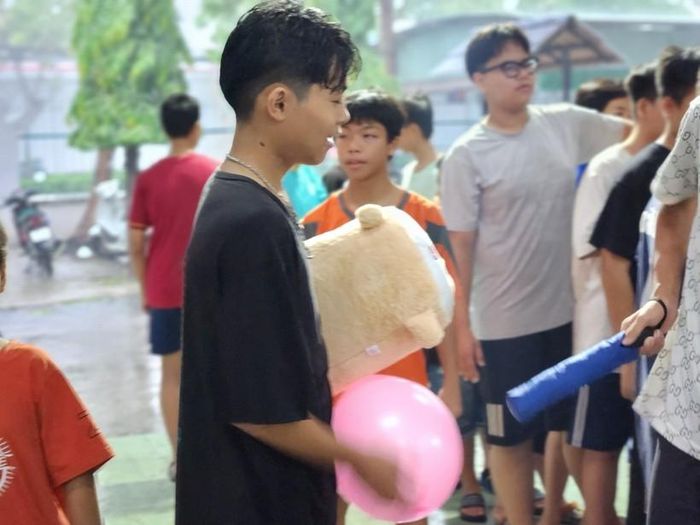 “Ngoài chơi, tụi em còn được những phần quà hấp dẫn và thiết thực. Hôm nay em được tặng cặp, em sẽ sử dụng để đựng đồ dùng học tập”, Sang chia sẻ.