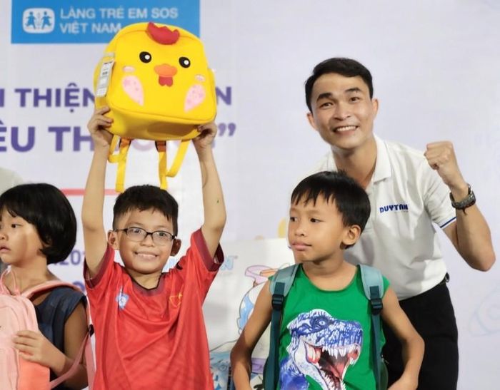Khi được hỏi về ngôi nhà làng trẻ SOS, La Chí Hùng không giấu nổi sự xúc động của mình. Hùng chia sẻ, không ai chọn được nơi mình sinh ra, nhưng sống như thế nào là do mình quyết định. Mặc dù công việc của Hùng khá bận, nhưng Hùng vẫn luôn dành thời gian về làng. Đặc biệt, đối với các tổ chức muốn đến thăm Làng, Hùng thường sẽ là người dẫn chương trình cho các hoạt động đó.
